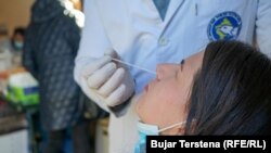 Një qytetare duke u testuar për koronavirus në Institutin Kombëtar të Shëndetësisë Publike në Kosovë - foto arkivi