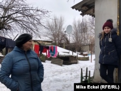 Svitlana Sukharevska i njena 12-godišnja kćerka Arina stoje u njihovom dvorištu. Granica s Rusijom udaljena je samo 100 metara.