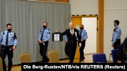 Андерс Брейвік (у чорному костюмі) в залі суду, Норвегія, 22 січня 2022 року