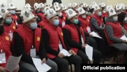 Отправляющиеся работать в Южную Корею кыргызстанцы.