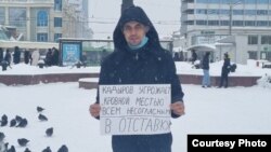 Ildar Nurmukhametov held a single-person picket in Kazan calling for the firing of Chechen leader Ramzan Kadyrov.