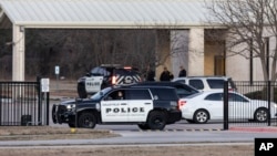 Техастагы синагогадагы адамдарды барымтага алуу окуясында тартылган сүрөт.