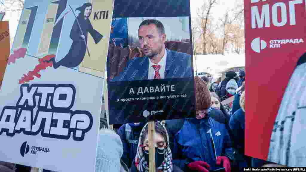 &laquo;Ми не отримали прямої позиції прем&#39;єра щодо відставки Сергія Шкарлета. Водночас прем&#39;єр запевнив, що він &laquo;на стороні студентів&raquo;. Він прийняв від нас усне звернення й розпочинає політичні консультації з Верховною Радою. Ми будемо страйкувати до виконання наших вимог, зокрема звільнення Шкарлета&raquo;, &ndash; йдеться у заяві студентів&nbsp;