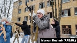 Украинада курал-жарак колдонууну үйрөнүп жаткан студенттер. 