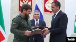 Голова Чечні Рамзан Кадиров (ліворуч) та голова Інгушетії Юнус-Бек Євкуров під час підписання угоди про закріплення адміністративного кордону між республіками. Магас, Інгушська республіка, 26 вересня 2018 року