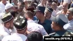 Акция протеста жителей Намангана против сокращения территории кладбища, 8 августа 2019 года. 