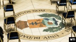 Címer az Eötvös Loránd Tudományegyetem (ELTE) gömbkupolatermében