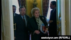 Тогдашние министр иностранных дел России Евгений Примаков и госсекретарь США Мадлен Олбрайт