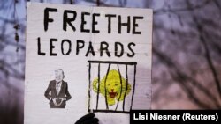 „Dați drumul la leoparzi”: demonstrație la Berlin la care s-a cerut guvernului Scholz să livreze Ucrainei tancuri de luptă Leopard, Germania, 20 ianuarie 2023. 