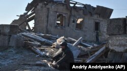 Cогушта кыйраган айылдагы үйлөрдүн бири. 