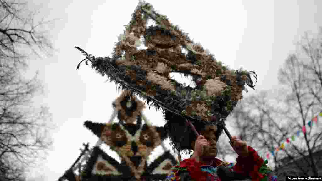 Bărbați cu măști făcute din pene. Din 2008, festivalul are loc în fiecare an în ultima sâmbătă și duminică din ianuarie.