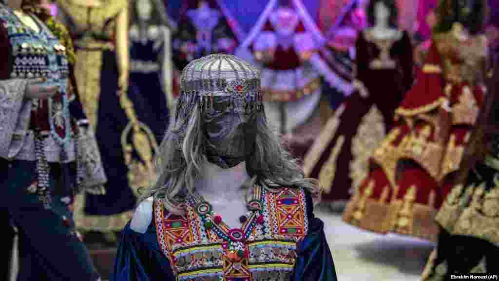 A tálibok kezdetben azt mondták, hogy nem fognak ugyanolyan szigorú társadalmi szabályokat hozni, mint első, 1996&ndash;2001-es hatalomra kerülésük idején, ám fokozatosan mégis egyre több korlátozást vezettek be, különösen a nőkre vonatkozóan