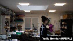 У приміщенні є кілька кімнат: для пошиття одягу, для виготовлення мила, кабінет та кімната, де розвішаний готовий одяг 