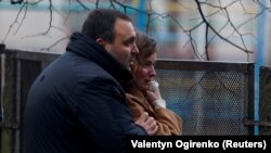 Люди біля місця падіння гелікоптера в Броварах, 18 січня 2023 року