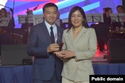 Айжан Кадырбекова спорттогу жетишкендиктери үчүн спорттун олимпиадалык эмес түрлөрү боюнча "Жылдын мыкты спортчусу" аталды. Ал сыйлыкты Улуттук Олимпиада комитетинин президенти Садыр Мамытовдун колунан алып жаткан учуру. Бишкек. 4-февраль, 2023-жыл.