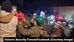 Kosovske snage izvlače preživele u Hataju, 12. februar 2023. 