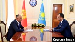 Жогорку Кеңештин төрагасы Нурланбек Шакиев менен Казакстандын Сенатынын төрагасы Маулен Ашимбаев.