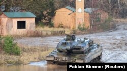 Leopard harckocsi egy németországi katonai támaszponton Münsterben 2022. február 7-én