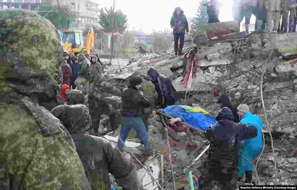 Ushtarët rusë dhe civilët sirianë gjatë përpjekjeve për kërkim-shpëtim në rajonin sirian të Latakisë në një imazh të publikuar më 7 shkurt. Siria është e përfshirë në një luftë civile dhjetëvjeçare dhe zonat e prekura nga tërmeti në Siri thuhet se janë të ndara midis zonave të kontrollluara nga qeveria dhe ato të kontrolluara nga opozita.
