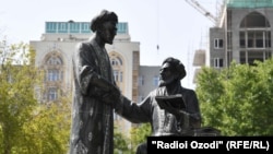 Муҷассамаи Абдураҳмони Ҷомӣ ва Алишери Навоӣ дар Душанбе