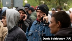 Мобилизациядан кийин Казакстандын чек арасындагы өткөрүү пунктунда кезекте турган орусиялыктар. 