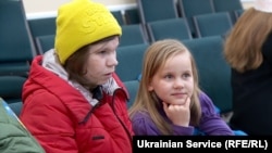 Викрадена окупантами РФ восьмирічна Маргарита і її мама Вероніка після повернення з Криму, ілюстративне фото