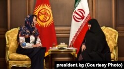 Кыргызстандын биринчи айымы Айгүл Жапарова менен Ирандын президентинин жубайы Жамиле Аламолходанын жолугушуусу. Тегеран, Иран.