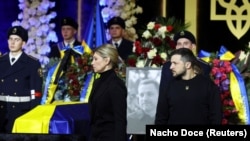 Президент України Володимир Зеленський і перша леді Олена Зеленська на церемонії прощання з жертвами падіння гелікоптера, що призвело до загибелі 14 людей, зокрема керівництва МВС України. Київ, 21 січня 2023 року 