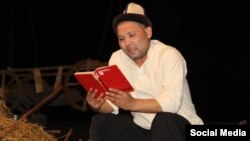 Данияр Жанжигитов "Саманчынын жолу" спектаклинде Майсалбектин ролунда.