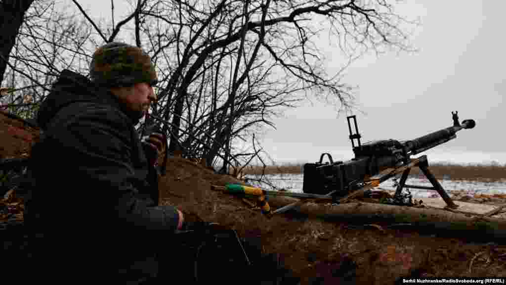 Олександр з позивним &laquo;Доля&quot; йде до кулеметної точки та прострілює свою ділянку відповідальності, аби з цього напрямку не рушили сили.&nbsp;