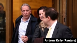 Charles McGonigal, șeful diviziei de contrainformații FBI din New York, ieșind din tribunalul federal din Manhattan, 23 ianuarie 2023
