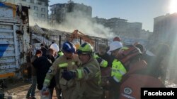 Magyar mentőegységek dolgoznak a törökországi Hatay tartományban 2023. február 8-án