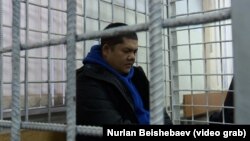 Төкмө акын Болот Назаров сот залында. Архив.