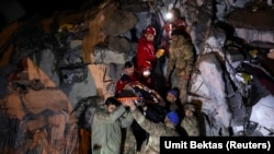 Spašavanje čovjeka zarobljenog u urušenoj bolnici u Iskenderunu, Turskoj