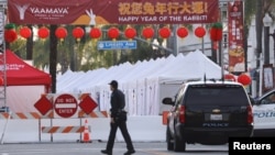 Policajac u blizini mesta masovne pucnjave tokom proslave kineske lunarne nove godine u Monterej parku, Kalifornija, SAD, 22. januara 2023. 