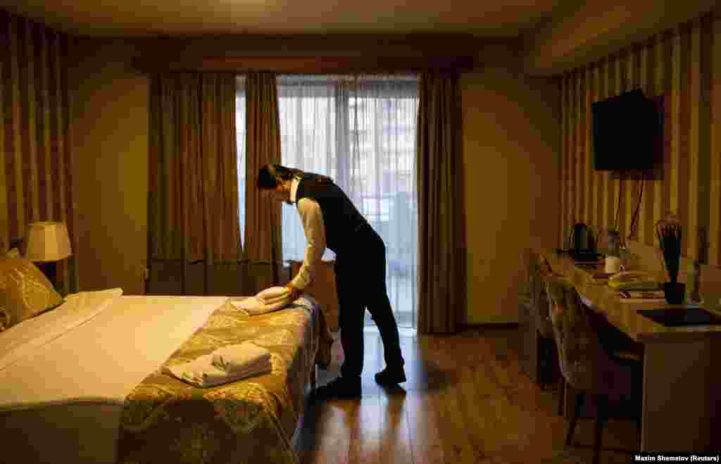 Antropov verifică o cameră înainte ca oaspeții să sosească la hotelul unde lucrează ca recepționer. Este departe de viața sa anterioară, când cânta în fața publicului meloman din Moscova. În ciuda faptului că președintele rus Vladimir Putin a anunțat încetarea mobilizării, puțini vor fi bărbații ruși care vor reveni acasă prea curând.