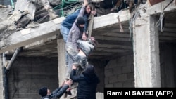 Spašavanje povređene devojke u gradu Jandris u provinciji Alepo