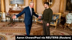 Volodimir Zelenszkij ukrán elnök és III. Károly brit király a londoni Buckingham-palotában 2023. február 8-án