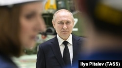 Владимир Путин (в центре) во время общения с рабочими АО "Северо-западный региональный центр концерна ВКО "Алмаз-Антей" - Обуховский завод"