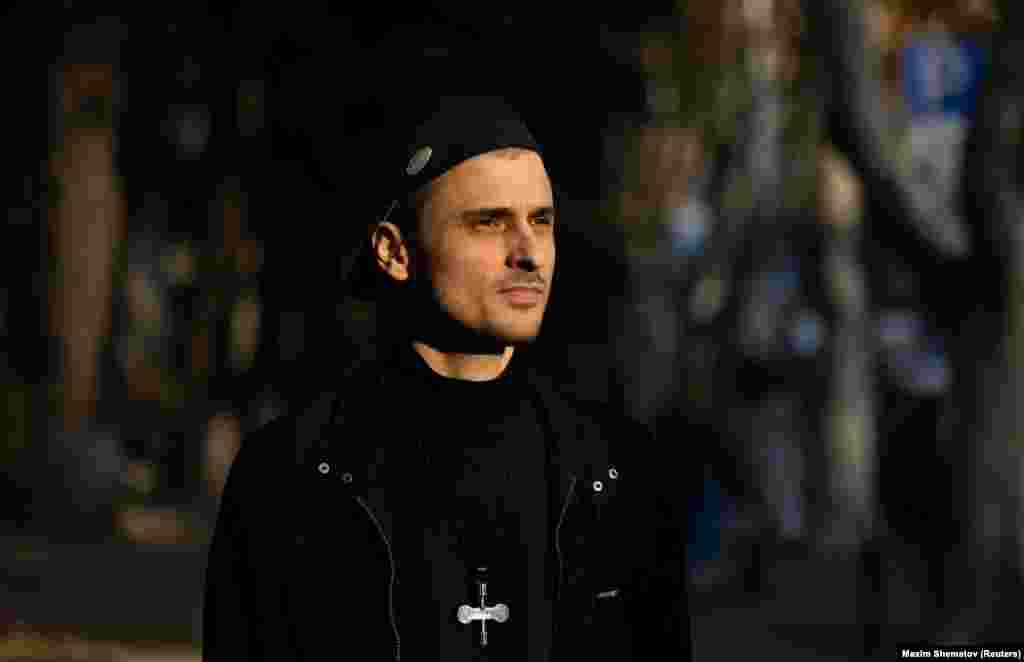 Un alt emigrant care fuge de mobilizarea Rusiei este Grigori Dobrînin, în vârstă de 38 de ani, care este toboșarul trupei ruse SBPCh. După ce Moscova a lansat invazia pe scară largă a Ucrainei, la 24 februarie, a plecat și el în Georgia, luând doar o valiză plină de bunuri și două pălării pe care le purta la concerte.