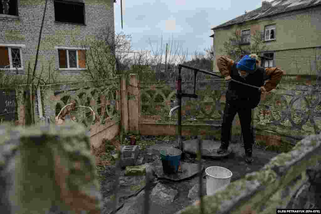 Fedir crpi vodu iz bunara. Također živi u podrumu sa obitelji.