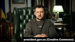 «Провів засідання Ставки в новому, розширеному форматі. Доповідали і Головнокомандувач, і командувачі напрямків, і були доповіді безпосередньо з передової. Ми вирівнюємо ситуацію, робимо все, щоб підготувати наші дії – заплановані на найближчу перспективу», – Зеленський