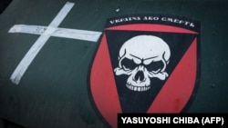 Символічне зображення з написом «Україна або смерть» на капоті автомобіля українського військовослужбовця. Неподалік Краматорська, Донеччина, 7 лютого 2023 року (ілюстраційне фото)