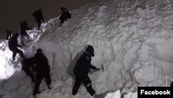 Тоодо жоголгон жаранды 20дан ашык милиция кызматкери жана 50дөй жергиликтүү тургундан куралган топ издеген.