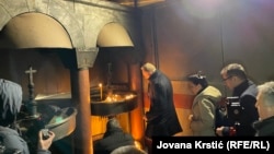 Lider opozicione Stranke slobode i pravde Dragan Đilas tokom paljenja sveća u crkvi Svetog Marka u Beogradu, 16. januar 2023.