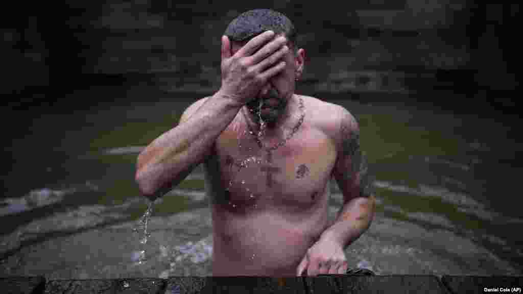 În timp ce alții, ca acest bărbat în rîul Nipru la Kiev, au ales să se scalde singuri.