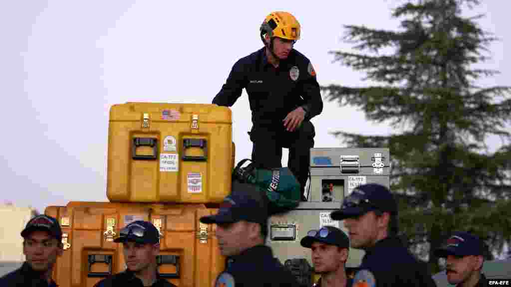 A Los Angeles Megyei Tűzoltóság tagjai készülnek a törökországi bevetésre. Az USA közel száz Los Angeles-i tűzoltót és mérnököt, valamint hat mentőkutyát küldött Törökországba