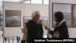 Шайлоо Жекшенбаев "Азаттыктын" кабарчысына маек берип жатат.