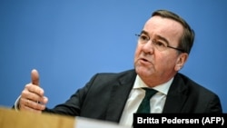 Боріс Пісторіус був офіційно призначений міністром 19 січня