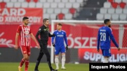  Inițial, arbitrul Andrei Chivulete a trimis cele două echipe la vestiare din cauza scandărilor xenofobe. Apoi meciul a fost suspendat definitiv.